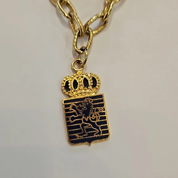 RED FLEUR DE LIS ENAMEL CROWN BROOCH VINTAGE Unmarked CROWN TRIFARI - Picture 2 of 4